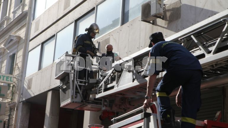 Φωτιά σε κτήριο στη πλατεία Βάθης – Οι πυροσβέστες απεγκλώβισαν έναν άνδρα